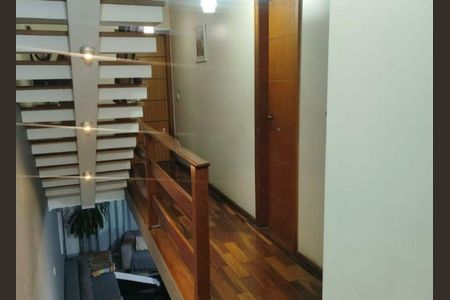 Casa à venda com 270m², 3 quartos e 3 vagas Casa à venda com 270m², 3 quartos e 3 vagasEscada