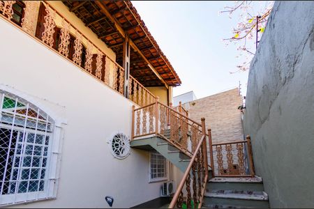 Casa à venda com 274m², 4 quartos e 2 vagas Casa à venda com 274m², 4 quartos e 2 vagasEntrada