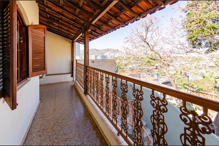 Casa à venda com 274m², 4 quartos e 2 vagas Casa à venda com 274m², 4 quartos e 2 vagasVaranda