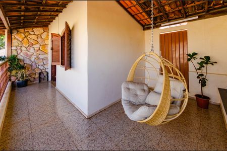 Casa à venda com 274m², 4 quartos e 2 vagas Casa à venda com 274m², 4 quartos e 2 vagasVaranda
