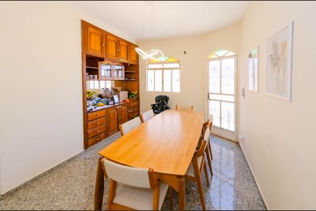 Casa à venda com 274m², 4 quartos e 2 vagas Casa à venda com 274m², 4 quartos e 2 vagasSala de jantar