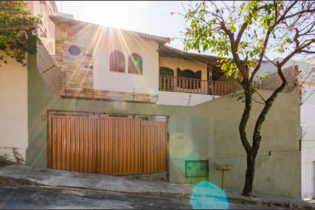 Casa à venda com 274m², 4 quartos e 2 vagas Casa à venda com 274m², 4 quartos e 2 vagasFachada 1