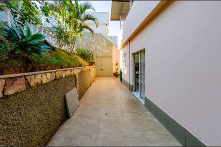 Casa à venda com 274m², 4 quartos e 2 vagas Casa à venda com 274m², 4 quartos e 2 vagasÁrea externa