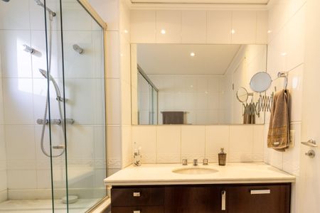 Apartamento à venda com 105m², 2 quartos e 2 vagasBanheiro da Suíte 1