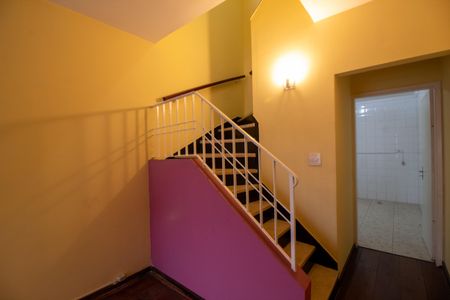 Casa à venda com 101m², 2 quartos e 2 vagas Casa à venda com 101m², 2 quartos e 2 vagasEscada