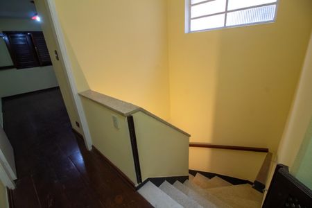 Casa à venda com 101m², 2 quartos e 2 vagas Casa à venda com 101m², 2 quartos e 2 vagasEscada