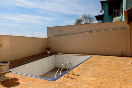 Casa à venda com 340m², 5 quartos e 6 vagas Casa à venda com 340m², 5 quartos e 6 vagasÁrea comum