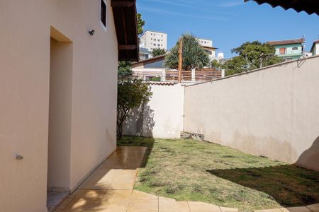 Casa à venda com 340m², 5 quartos e 6 vagas Casa à venda com 340m², 5 quartos e 6 vagasÁrea comum