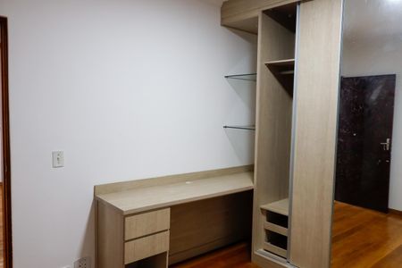 Casa à venda com 340m², 5 quartos e 6 vagas Casa à venda com 340m², 5 quartos e 6 vagasQuarto 2