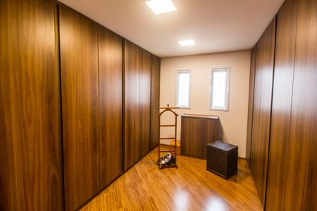 Casa de condomínio à venda com 444m², 3 quartos e 6 vagas Casa de condomínio à venda com 444m², 3 quartos e 6 vagasCloset da suíte 1