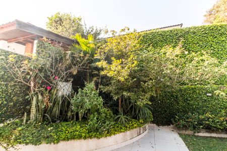 Casa de condomínio à venda com 444m², 3 quartos e 6 vagas Casa de condomínio à venda com 444m², 3 quartos e 6 vagasQuintal