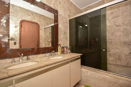 Casa à venda com 440m², 5 quartos e 2 vagasBanheiro Suíte 2