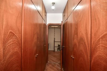 Casa à venda com 440m², 5 quartos e 2 vagasArmário do Corredor