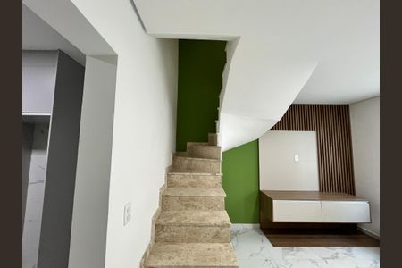 Casa de condomínio à venda com 124m², 3 quartos e 2 vagasEscada