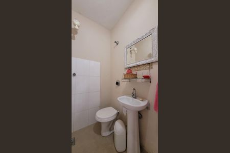 Casa de condomínio à venda com 276m², 4 quartos e 4 vagas Casa de condomínio à venda com 276m², 4 quartos e 4 vagasBanheiro de Serviço