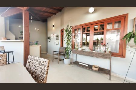 Casa de condomínio à venda com 276m², 4 quartos e 4 vagas Casa de condomínio à venda com 276m², 4 quartos e 4 vagasÁrea comum