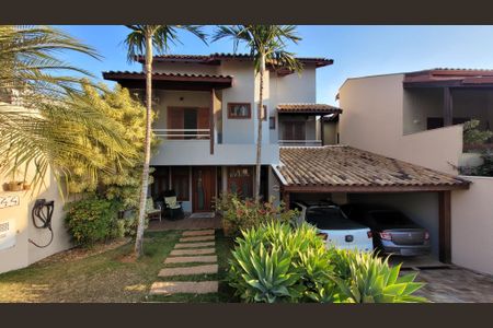 Casa de condomínio à venda com 276m², 4 quartos e 4 vagas Casa de condomínio à venda com 276m², 4 quartos e 4 vagasFachada