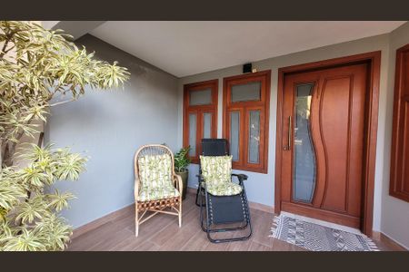 Casa de condomínio à venda com 276m², 4 quartos e 4 vagas Casa de condomínio à venda com 276m², 4 quartos e 4 vagasFachada