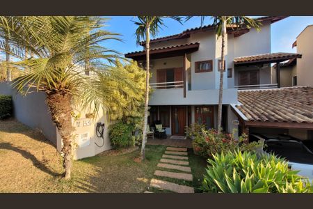 Casa de condomínio à venda com 276m², 4 quartos e 4 vagas Casa de condomínio à venda com 276m², 4 quartos e 4 vagasFachada
