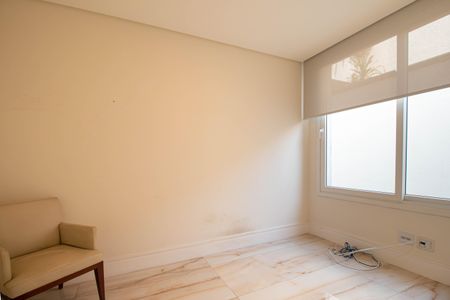 Casa à venda com 680m², 4 quartos e 6 vagas Casa à venda com 680m², 4 quartos e 6 vagasQuarto