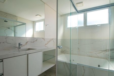 Casa à venda com 680m², 4 quartos e 6 vagas Casa à venda com 680m², 4 quartos e 6 vagasBanheiro Suíte 3