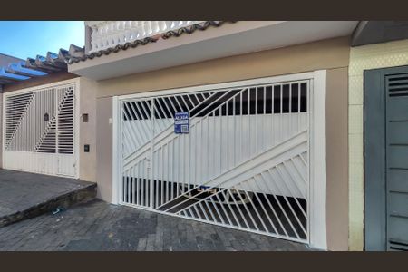 Casa à venda com 200m², 2 quartos e 2 vagas Casa à venda com 200m², 2 quartos e 2 vagasFachada