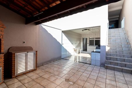 Casa à venda com 200m², 2 quartos e 2 vagas Casa à venda com 200m², 2 quartos e 2 vagasQuintal