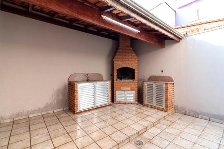 Casa à venda com 200m², 2 quartos e 2 vagas Casa à venda com 200m², 2 quartos e 2 vagasQuintal