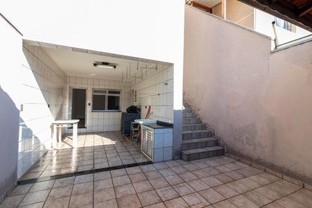 Casa à venda com 200m², 2 quartos e 2 vagas Casa à venda com 200m², 2 quartos e 2 vagasQuintal