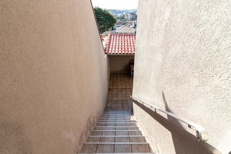 Casa à venda com 200m², 2 quartos e 2 vagas Casa à venda com 200m², 2 quartos e 2 vagasEscada