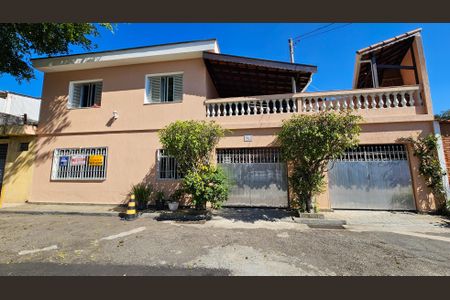 Casa à venda com 160m², 3 quartos e 2 vagas Casa à venda com 160m², 3 quartos e 2 vagasFachada