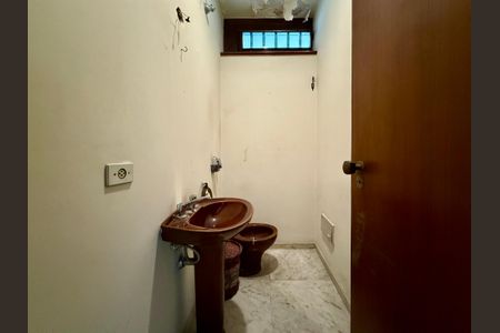 Casa à venda com 427m², 4 quartos e 8 vagas Casa à venda com 427m², 4 quartos e 8 vagasLavabo