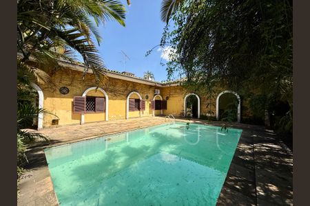 Casa à venda com 427m², 4 quartos e 8 vagas Casa à venda com 427m², 4 quartos e 8 vagasPiscina