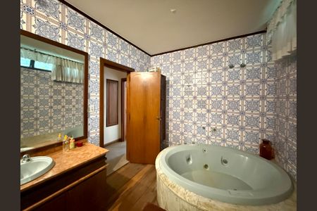 Casa à venda com 427m², 4 quartos e 8 vagas Casa à venda com 427m², 4 quartos e 8 vagasBanheiro Suíte 2
