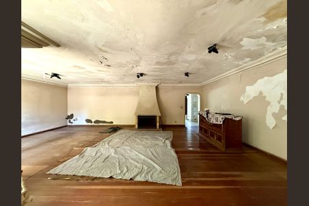 Casa à venda com 427m², 4 quartos e 8 vagas Casa à venda com 427m², 4 quartos e 8 vagasSala