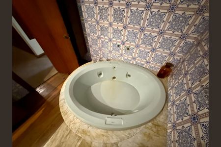 Casa à venda com 427m², 4 quartos e 8 vagas Casa à venda com 427m², 4 quartos e 8 vagasBanheiro Suíte 2