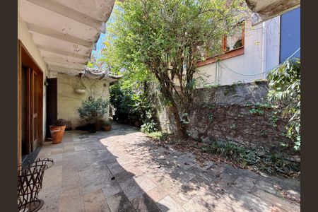 Casa à venda com 427m², 4 quartos e 8 vagas Casa à venda com 427m², 4 quartos e 8 vagasTerraço