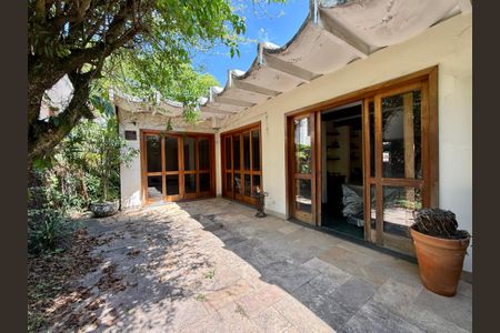 Casa à venda com 427m², 4 quartos e 8 vagas Casa à venda com 427m², 4 quartos e 8 vagasTerraço