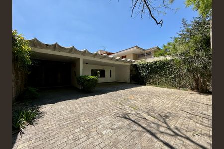 Casa à venda com 427m², 4 quartos e 8 vagas Casa à venda com 427m², 4 quartos e 8 vagasGaragem