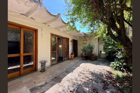 Casa à venda com 427m², 4 quartos e 8 vagas Casa à venda com 427m², 4 quartos e 8 vagasTerraço