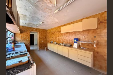 Casa à venda com 427m², 4 quartos e 8 vagas Casa à venda com 427m², 4 quartos e 8 vagasCozinha