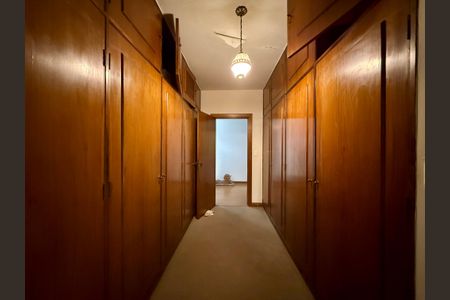 Casa à venda com 427m², 4 quartos e 8 vagas Casa à venda com 427m², 4 quartos e 8 vagasCloset Suíte 2