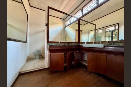 Casa à venda com 427m², 4 quartos e 8 vagas Casa à venda com 427m², 4 quartos e 8 vagasBanheiro Suíte 1