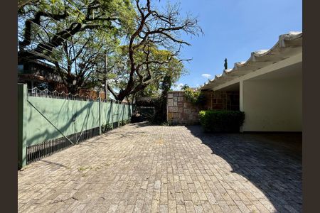 Casa à venda com 427m², 4 quartos e 8 vagas Casa à venda com 427m², 4 quartos e 8 vagasGaragem