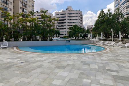 Apartamento à venda com 190m², 3 quartos e 3 vagas Apartamento à venda com 190m², 3 quartos e 3 vagasÁrea comum - Piscina