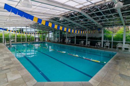 Apartamento à venda com 190m², 3 quartos e 3 vagas Apartamento à venda com 190m², 3 quartos e 3 vagasÁrea comum - Piscina Coberta