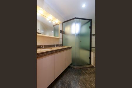 Apartamento à venda com 190m², 3 quartos e 3 vagas Apartamento à venda com 190m², 3 quartos e 3 vagasBanheiro da Suíte 1