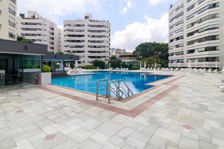 Apartamento à venda com 190m², 3 quartos e 3 vagas Apartamento à venda com 190m², 3 quartos e 3 vagasÁrea comum - Piscina