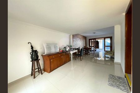 Casa à venda com 248m², 3 quartos e 3 vagas
