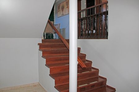 Casa de condomínio para alugar com 300m², 4 quartos e 3 vagasEscada